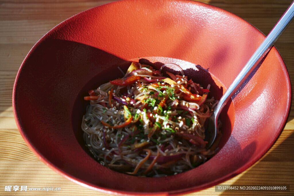 红碗中的美味韩式炸酱面