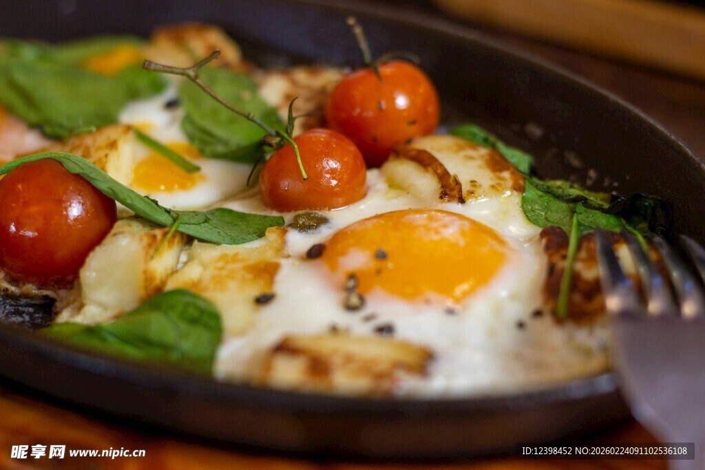 香煎鸡蛋配蔬菜与小番茄