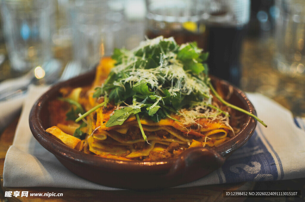 美味意面配多彩蔬菜