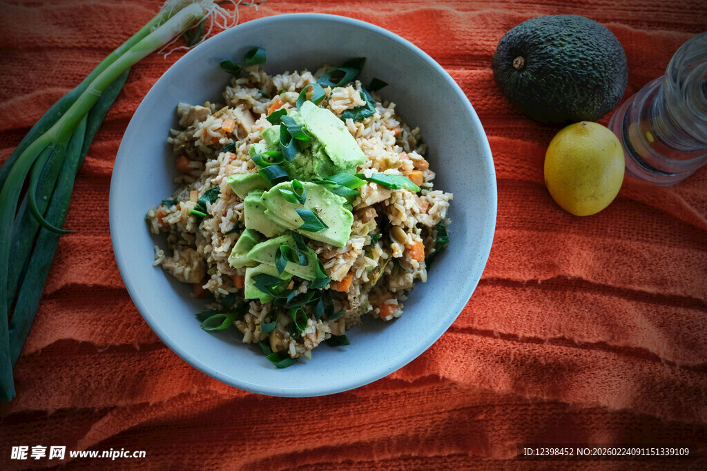 美味谷物沙拉配新鲜蔬菜