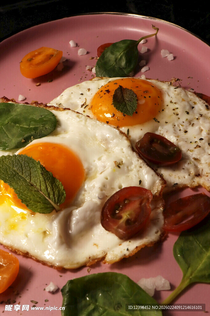 粉色盘上的美味煎蛋早餐