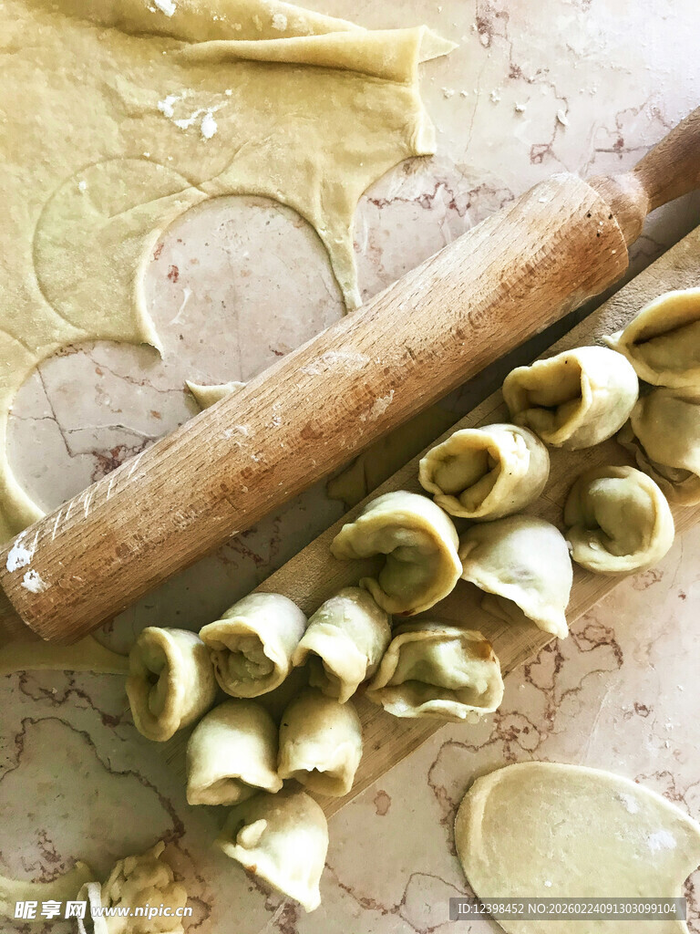 手工制作的美味饺子与擀面杖