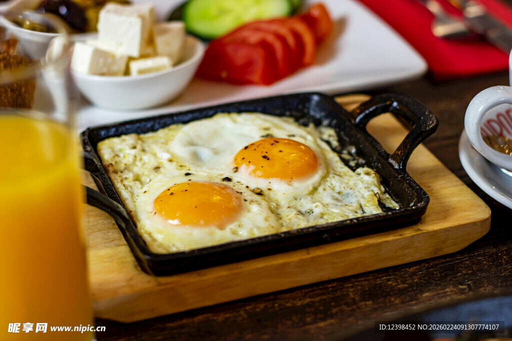 铸铁锅中的美味双蛋煎