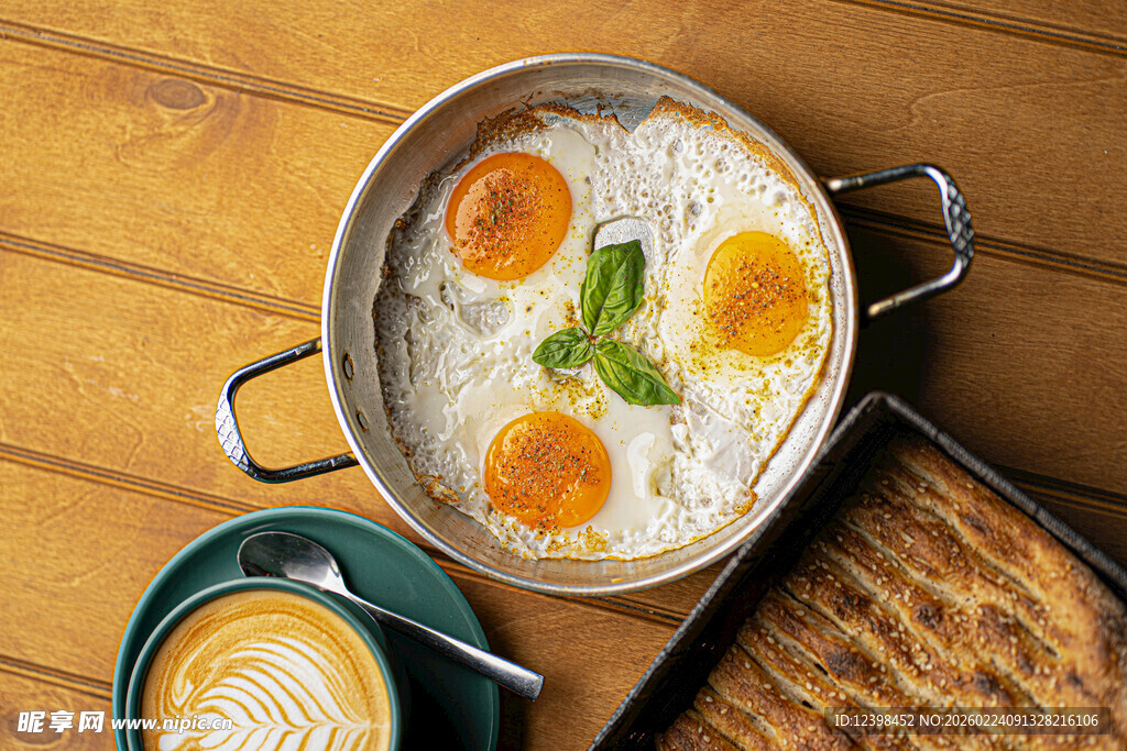 锅中煎蛋配吐司早餐画面