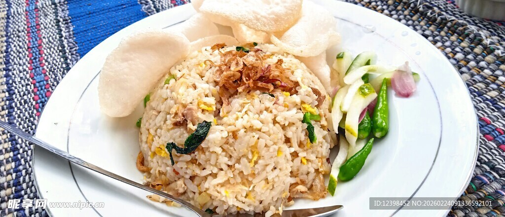 美味炒饭搭配清新蔬菜