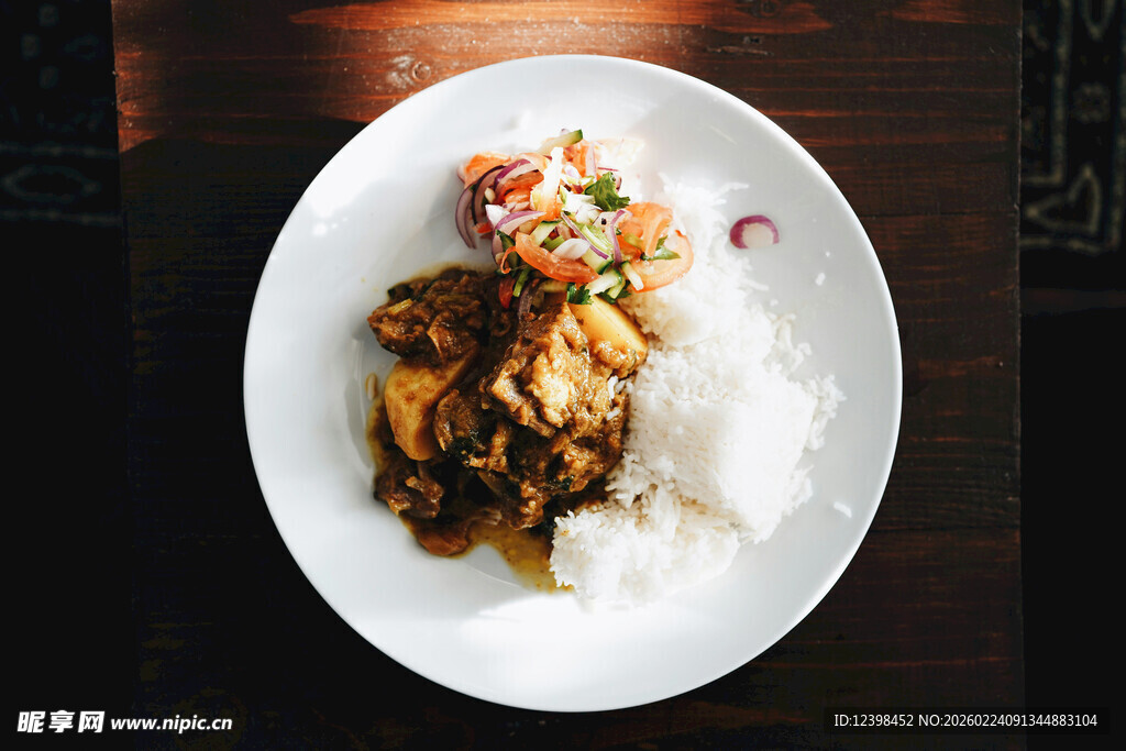 鸡肉盖饭搭配白米饭