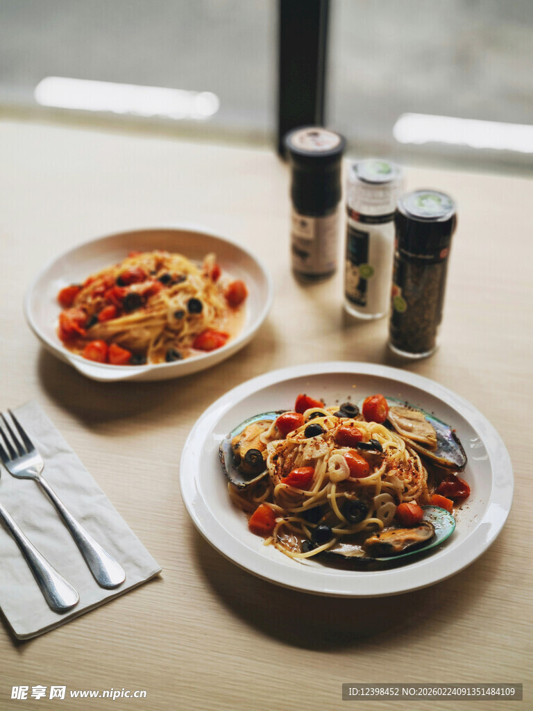 美味意面摆放在餐桌之上