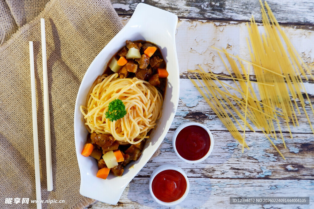 美味意面搭配双份酱料
