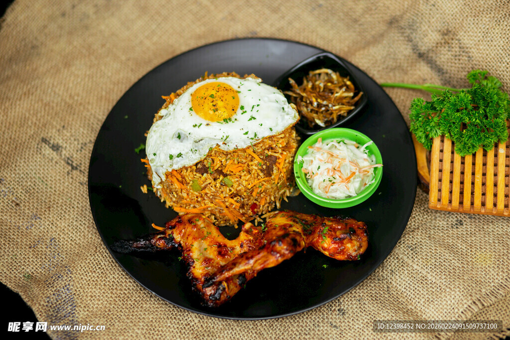 美味印尼炒饭配煎蛋与烤肉