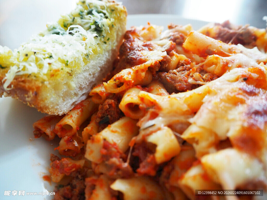 美味芝士意面搭配烤面包