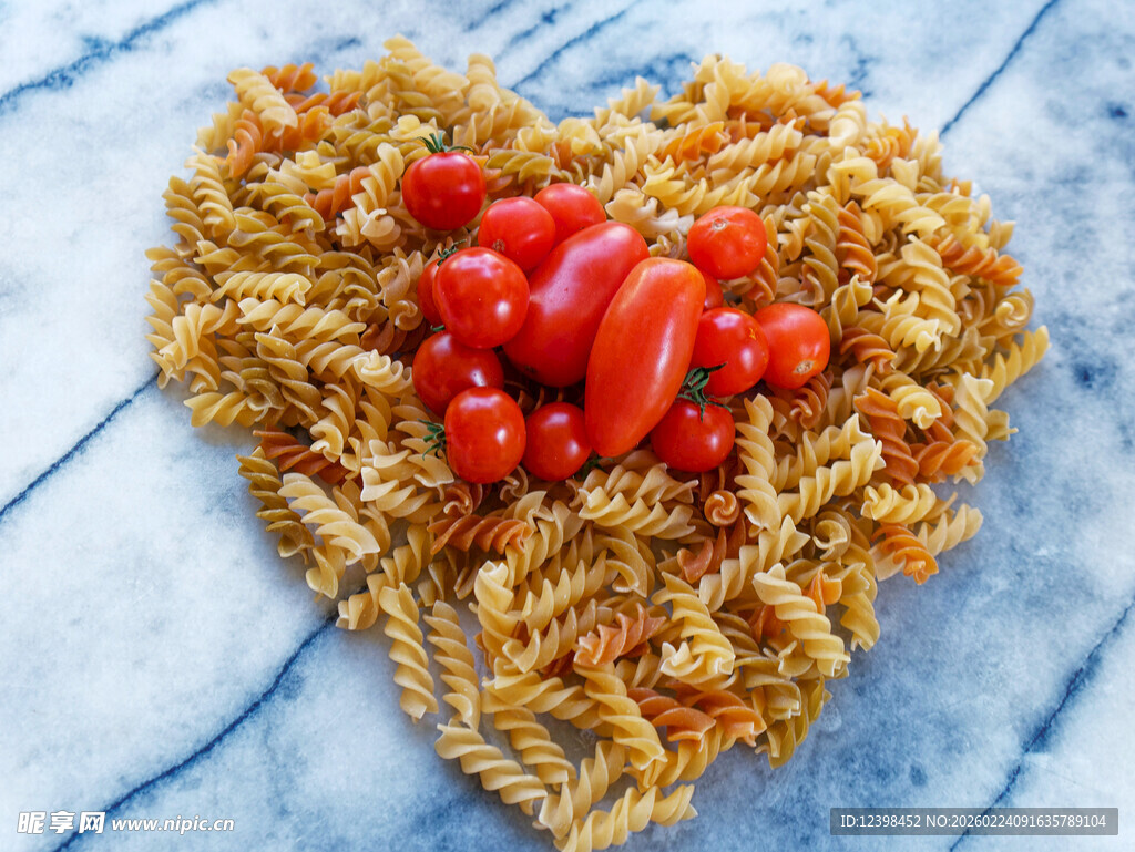 心形意面配小番茄