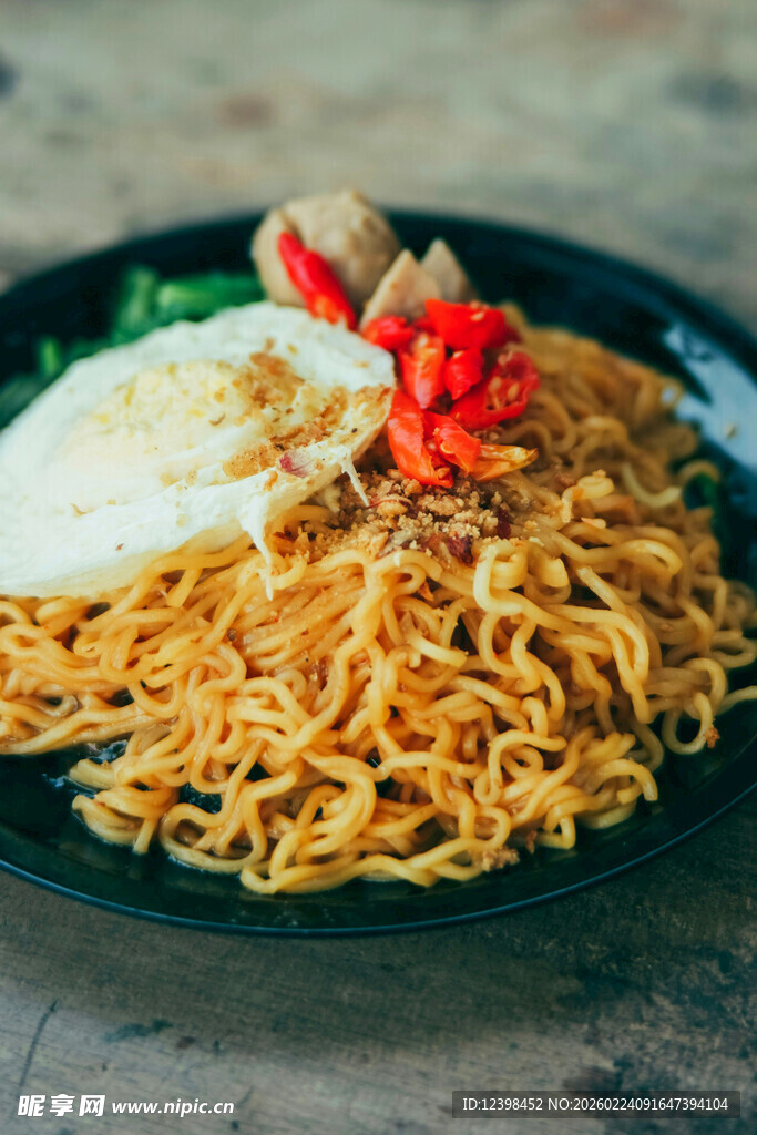 美味炒面配煎蛋与红椒