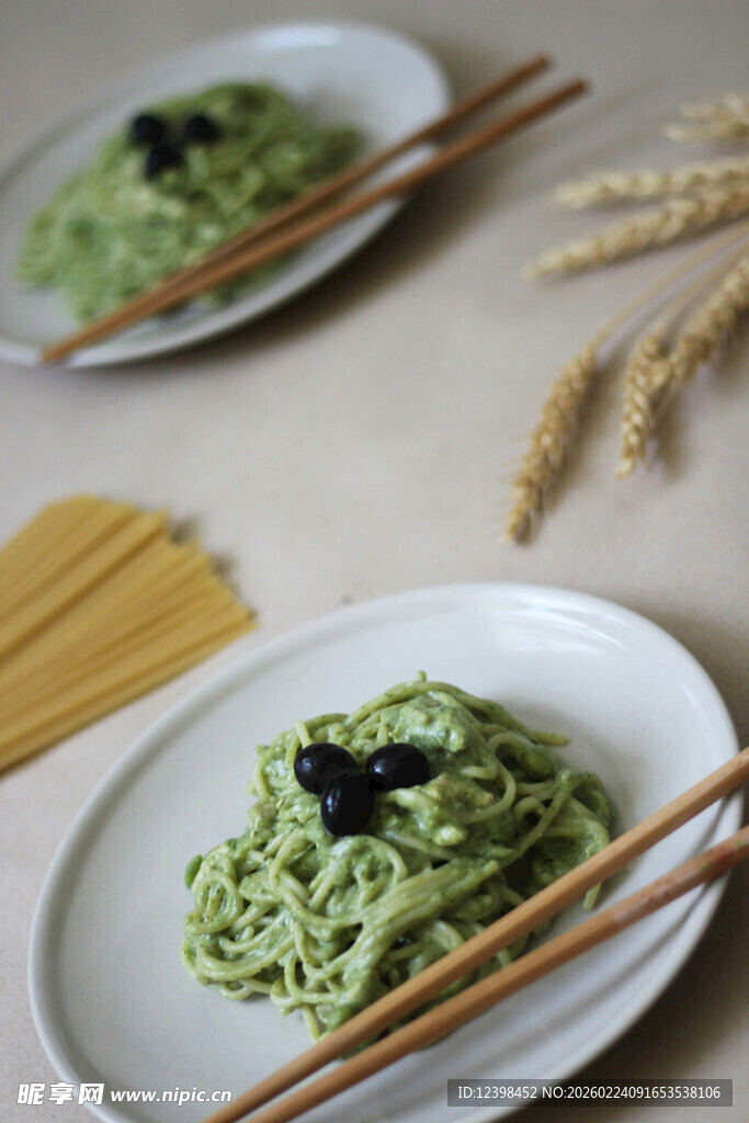 绿色意面配筷与麦穗