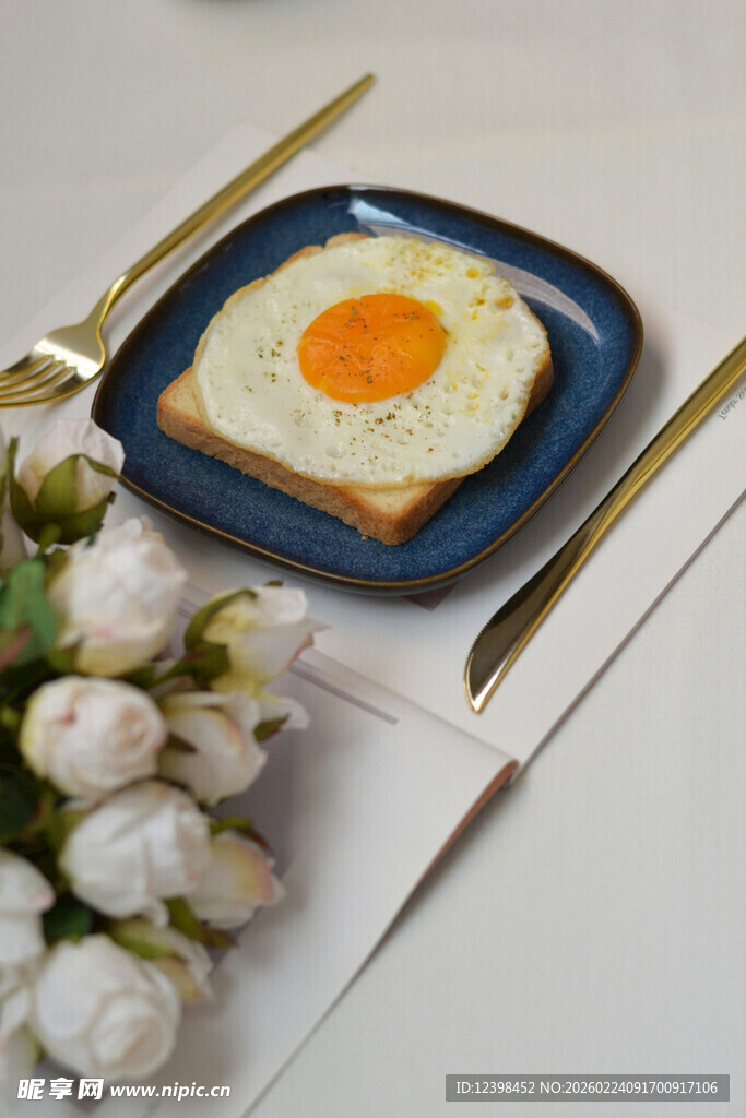 蓝盘上的煎蛋与吐司