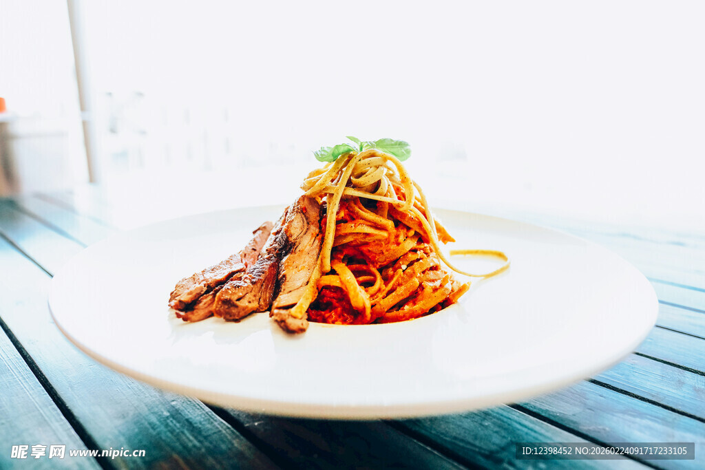 美味意面配烤肉