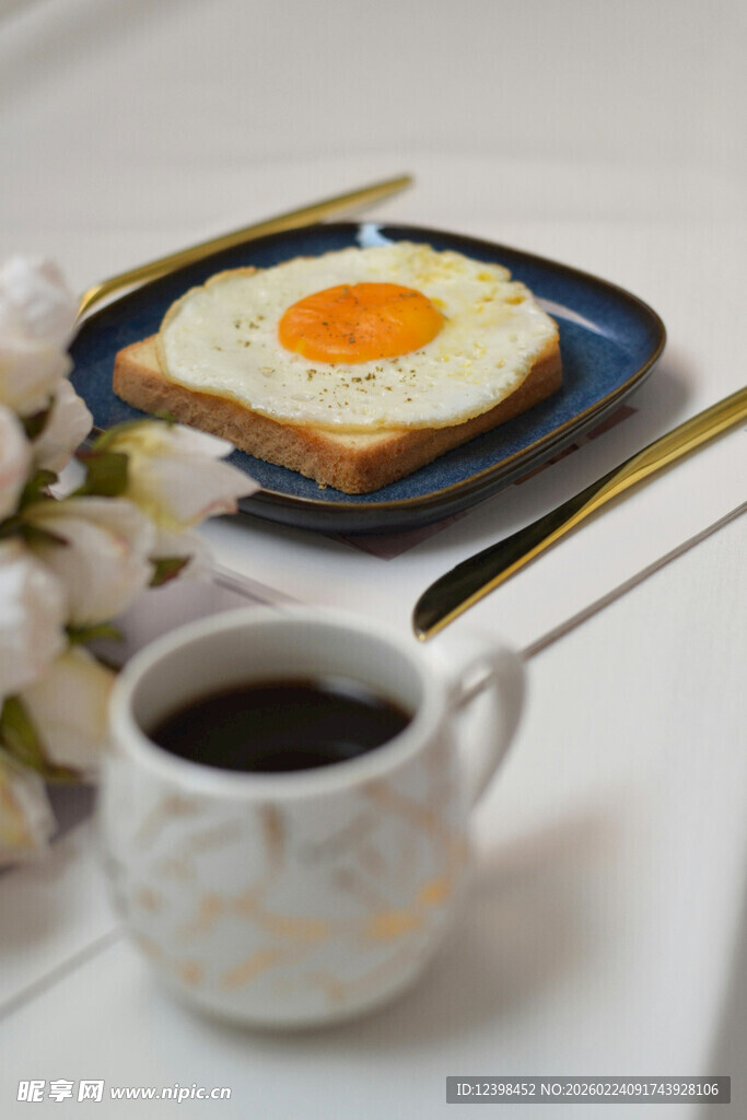煎蛋吐司与咖啡