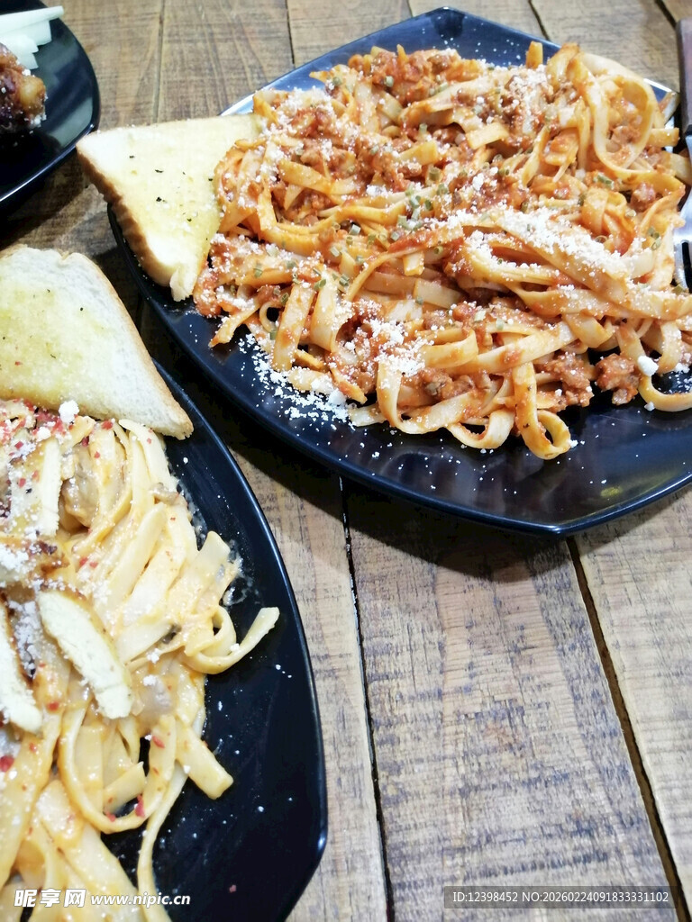 美味炒面摆放在黑色盘上