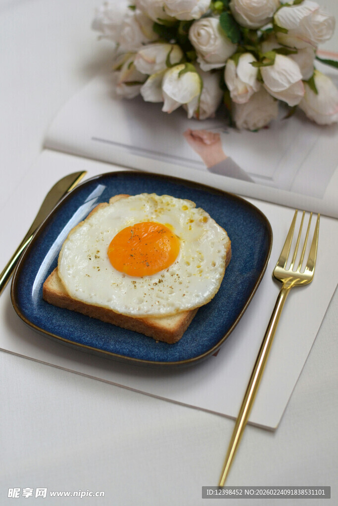 蓝盘上的美味煎蛋早餐