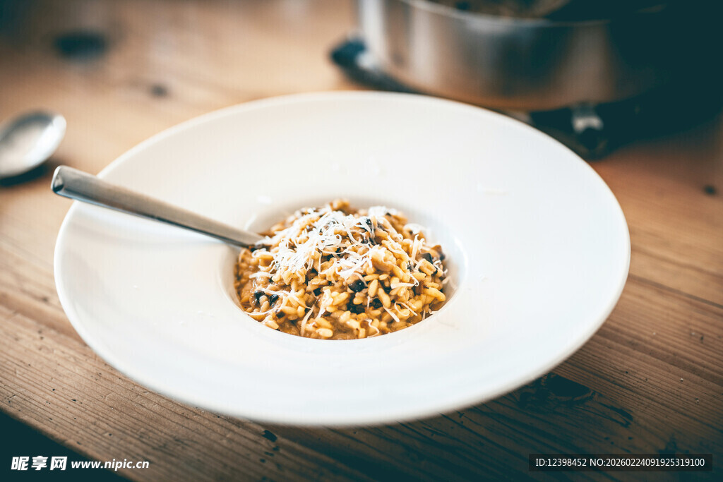 白色碗中的美味谷物早餐