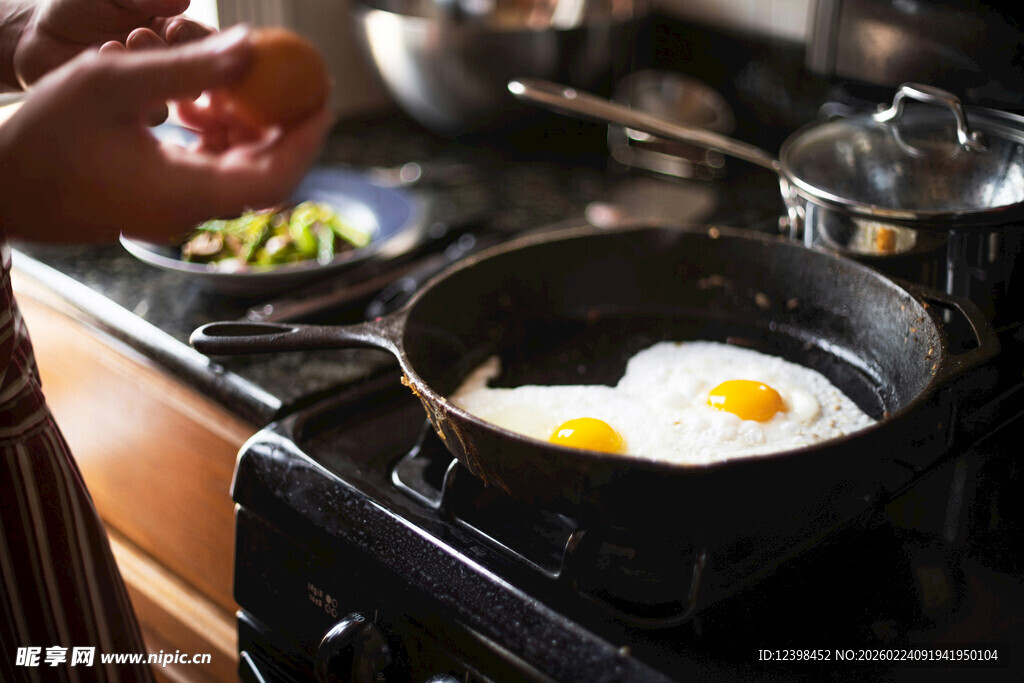炉灶上煎蛋烹饪瞬间
