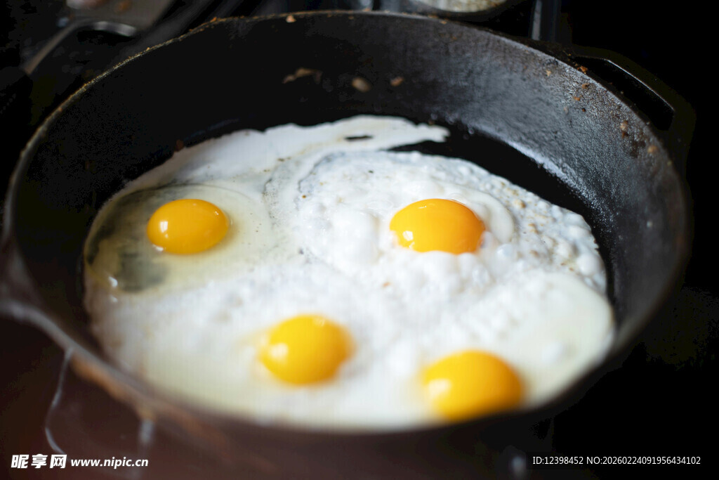 锅中煎制的多颗荷包蛋