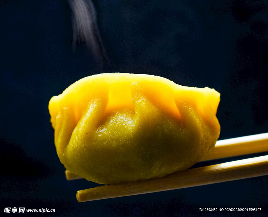 筷子夹起的美味黄饺子