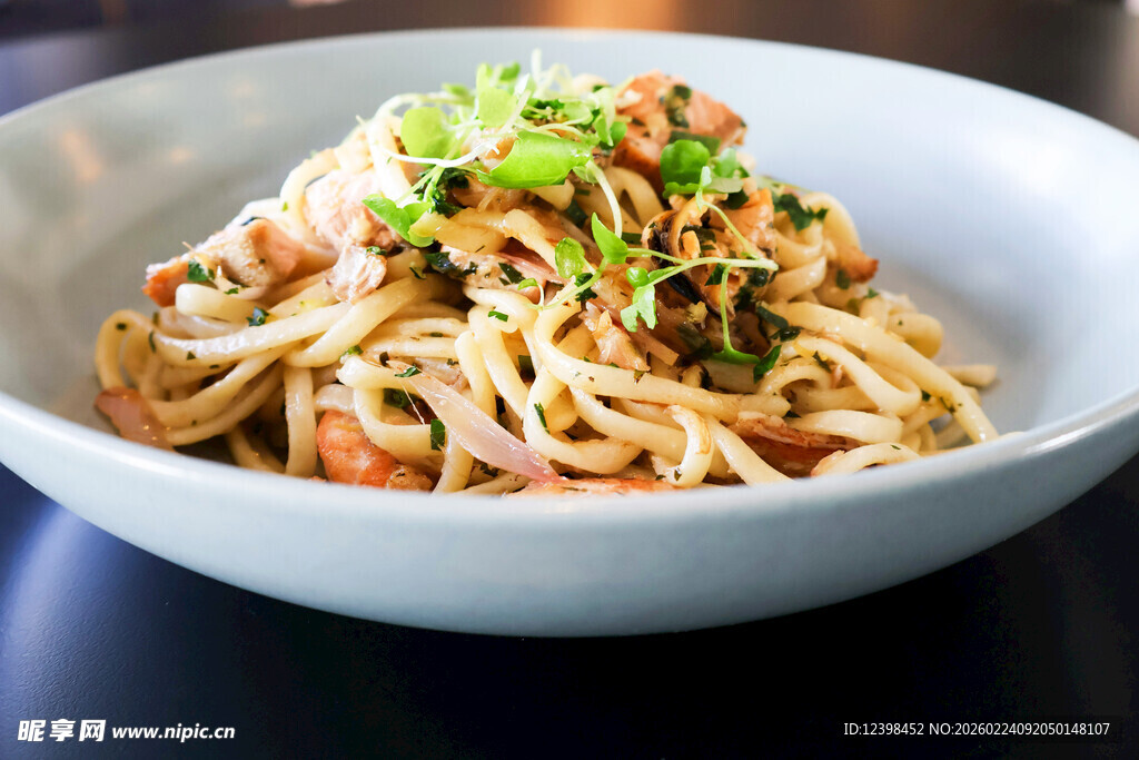 美味虾仁拌面摆放在碗中