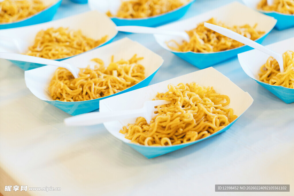美味盒装意大利面待品尝