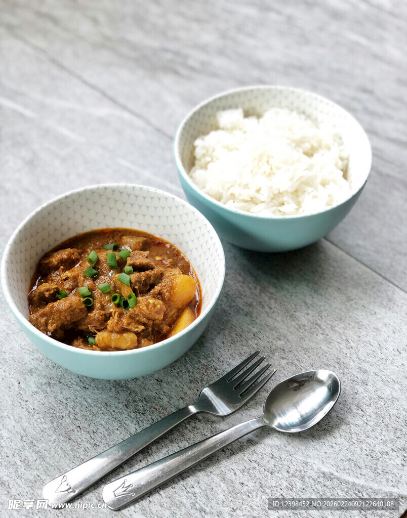 咖喱菜肴配米饭餐具