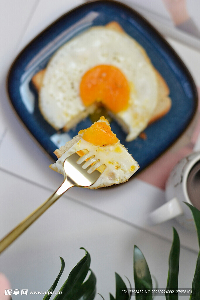 美味煎蛋配吐司