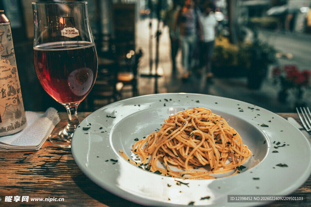 意面前的一杯红酒