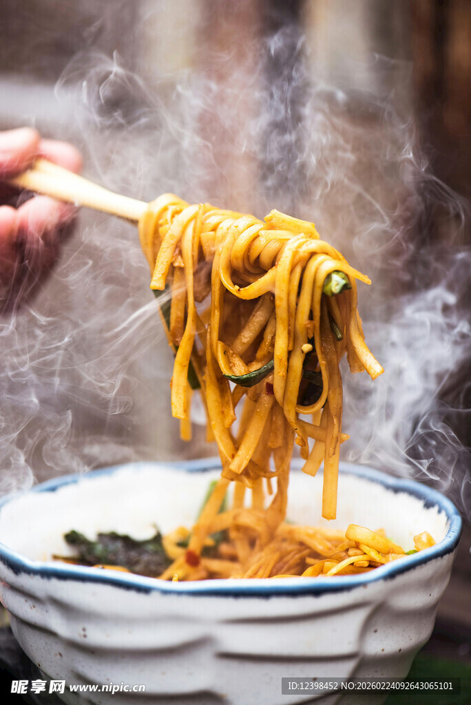 美味拉面被筷子挑起