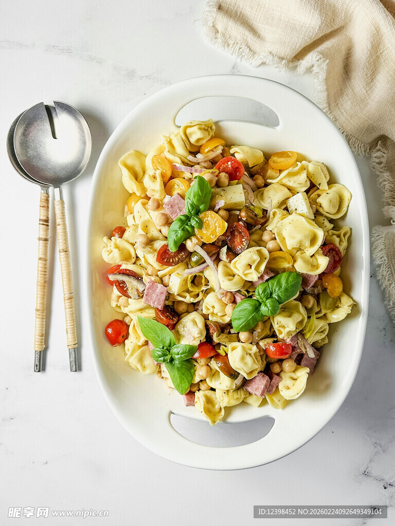 美味意面配多彩蔬菜