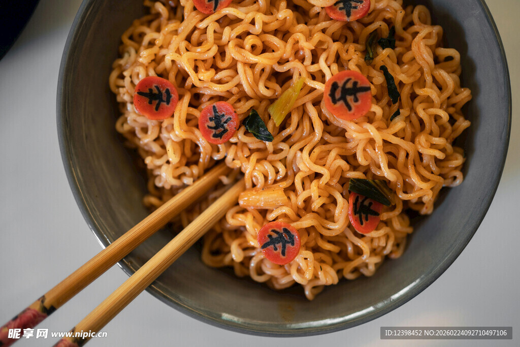 美味泡面搭配筷子享用