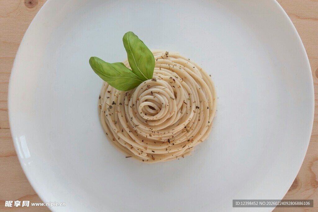 精致抹茶甜点配清新薄荷叶