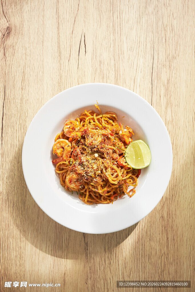 盘中美味意面配青柠