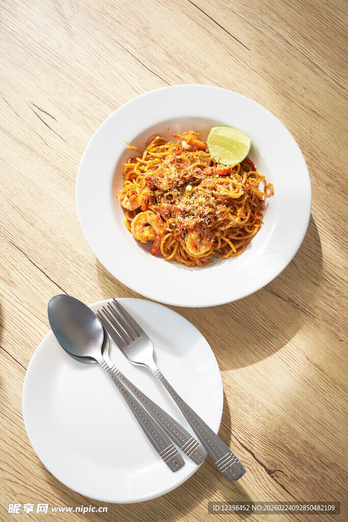 美味虾仁炒饭配青柠