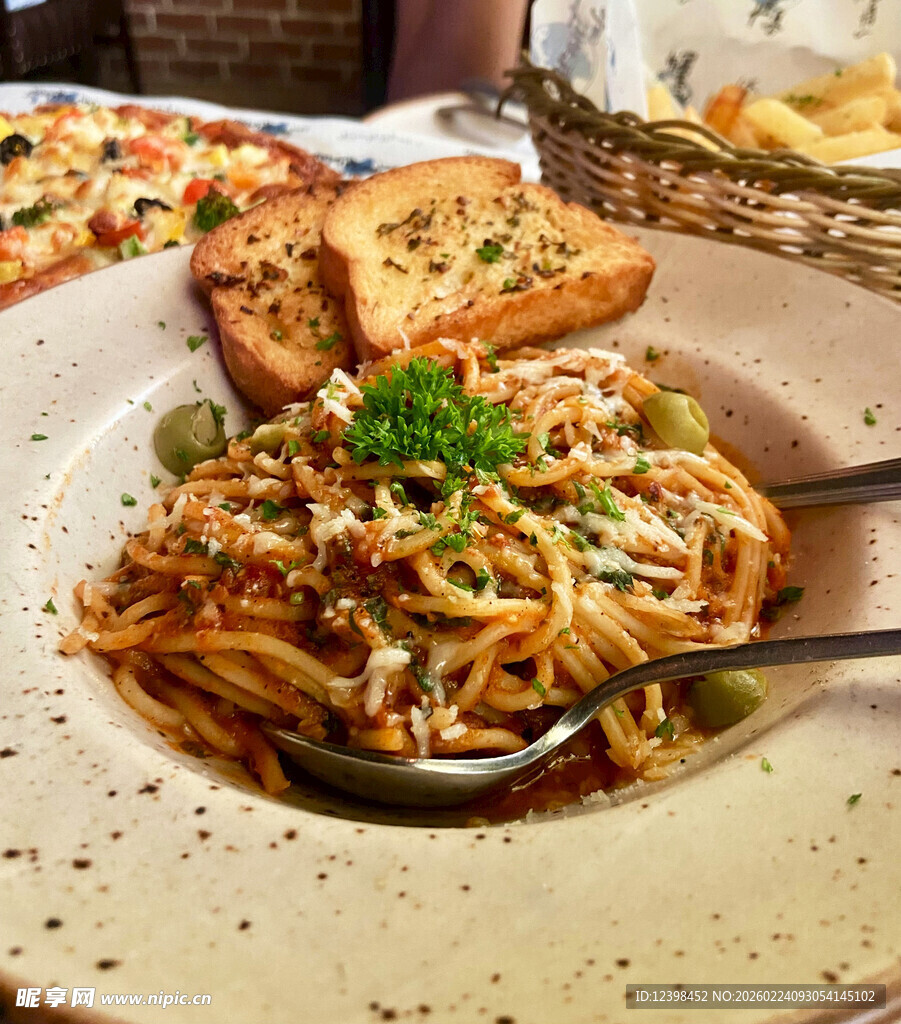 美味意大利面与配菜组合