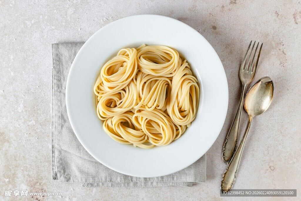 白色盘中的美味意大利面