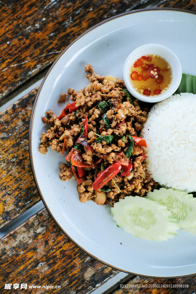 泰式香辣肉末饭配小碟