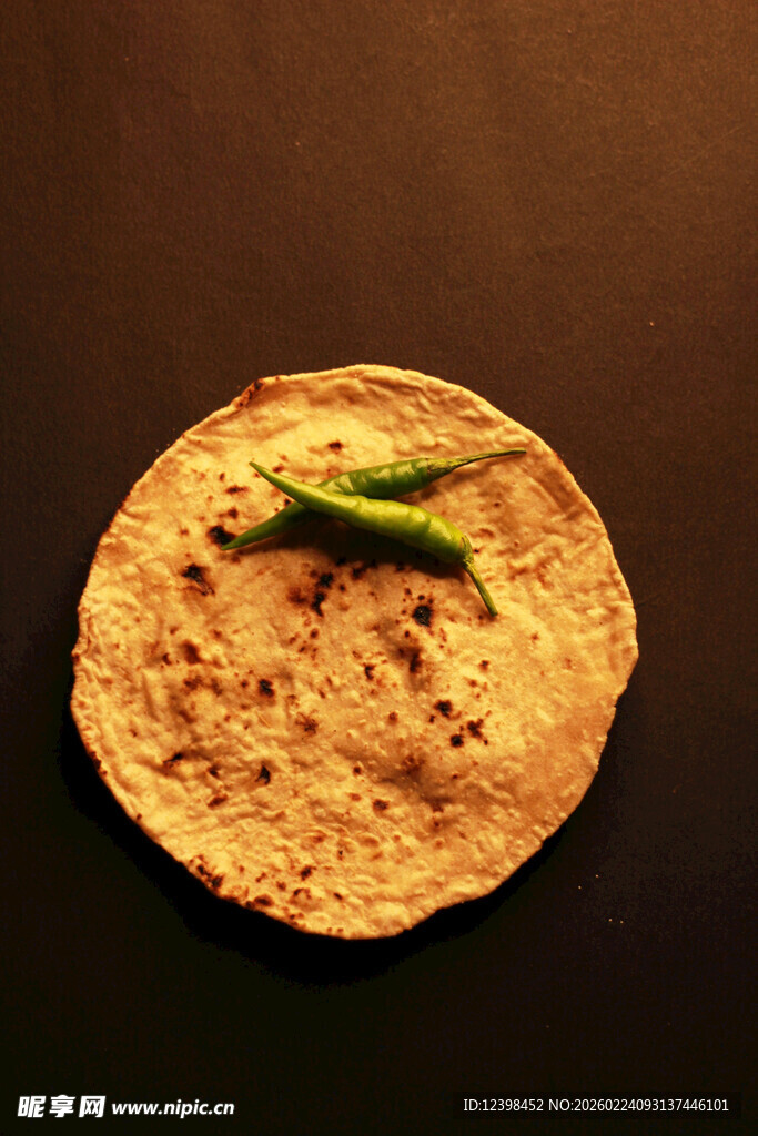 烤饼上的青椒