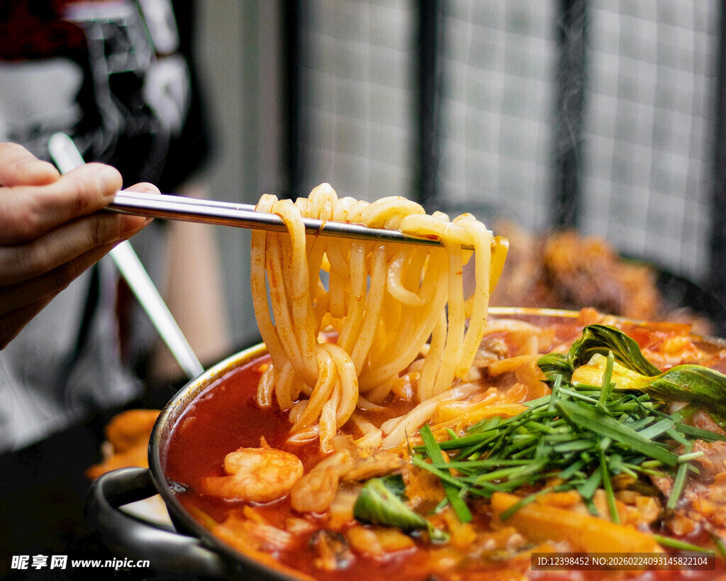 诱人热气腾腾的美味拉面