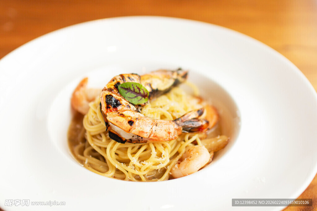美味虾仁意面摆拍图