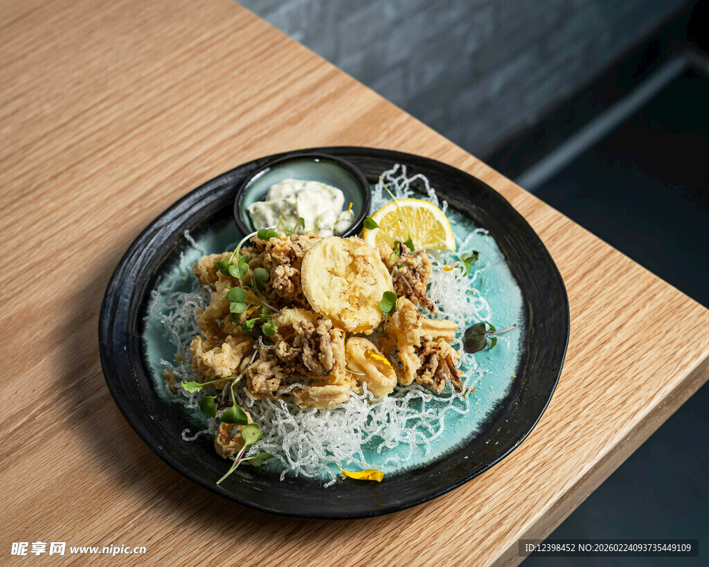 美味海鲜盖饭摆于木桌