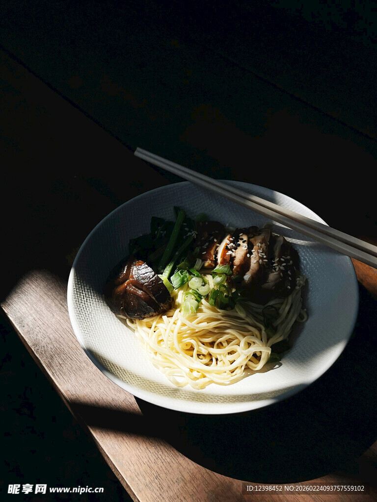 阳光下的美味面条与配菜