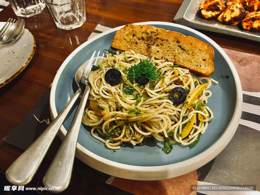 美味意面搭配面包