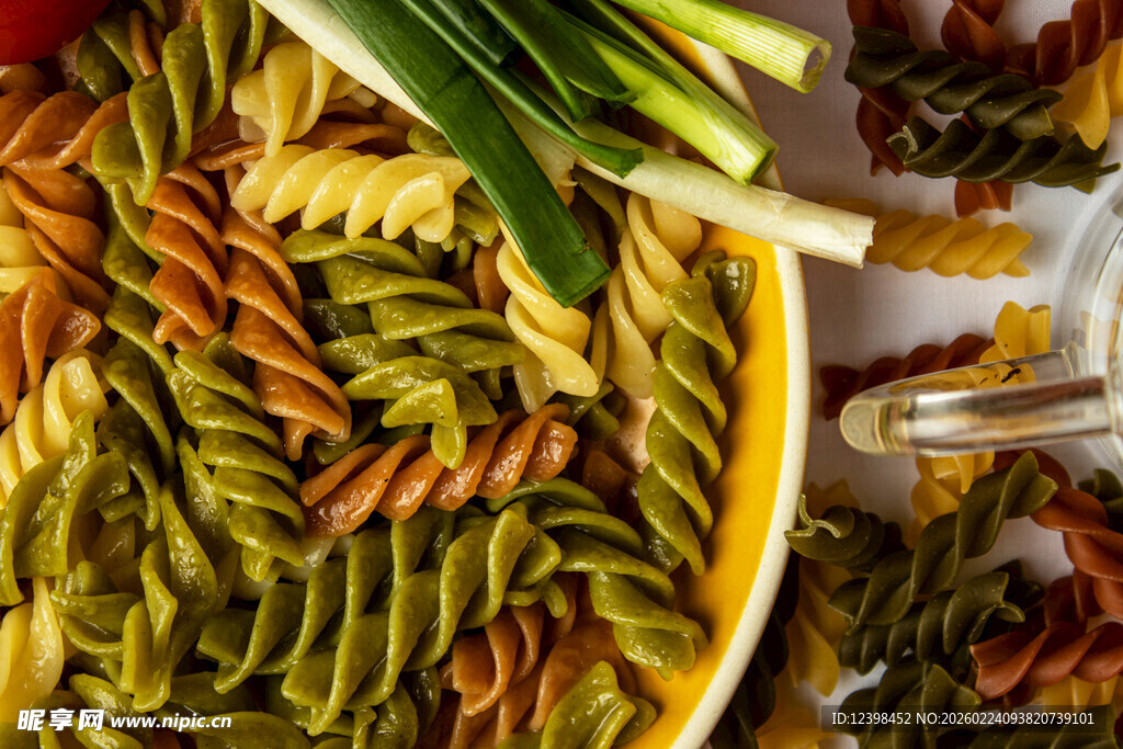 多彩螺旋意面与配菜