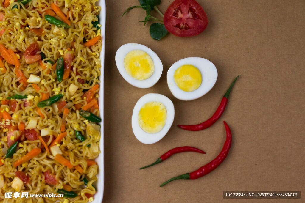 美味炒饭配煮蛋与辣椒