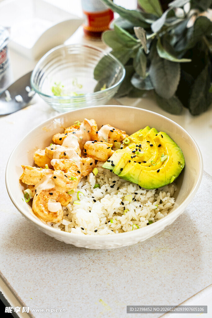 虾仁牛油果拌饭美食图