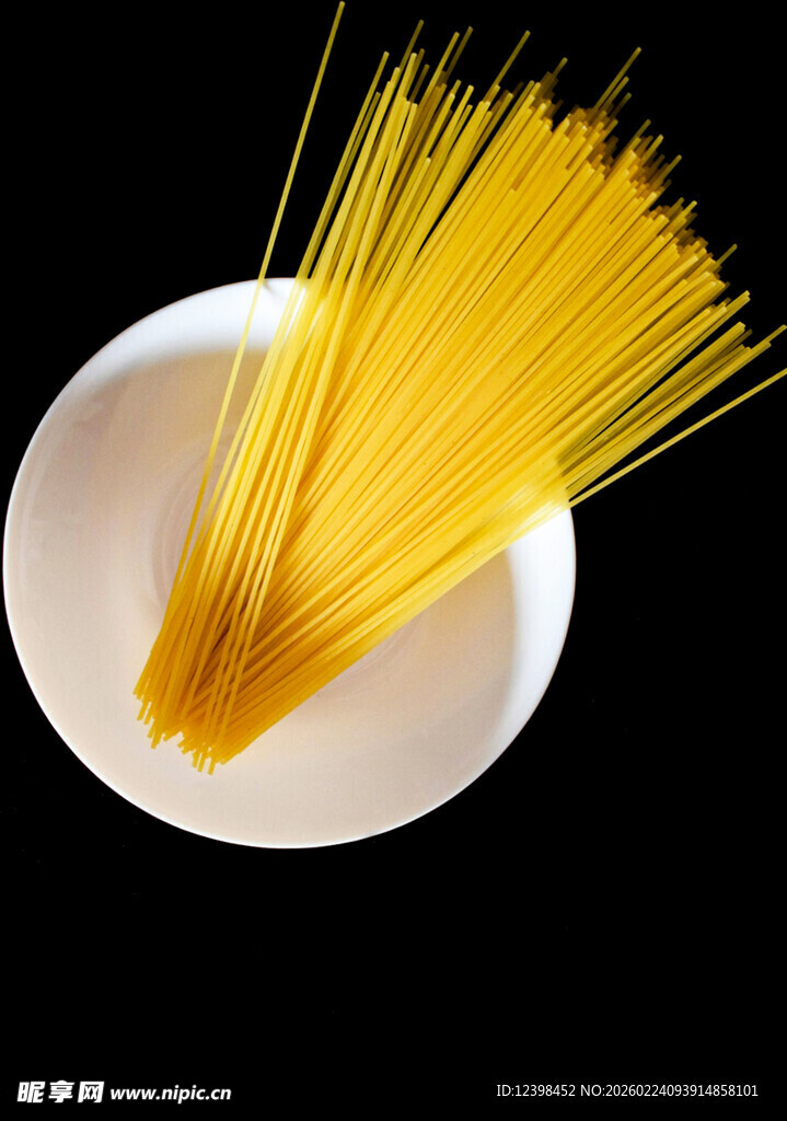 白色碟中金黄色意大利面